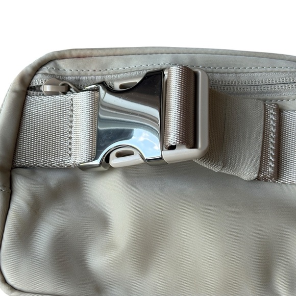 Lululemon 1L Belt Bag LIMITED EDITION EXCLUSIVE in Trench/White Opal Logo - Picture 11 of 15